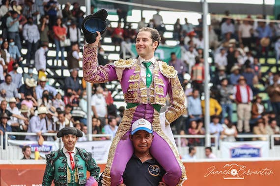 <b>En San Juan del Rio… Arturo Saldívar en hombros</b>