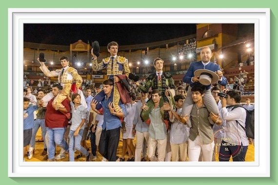 <b>En Huelva… los tres novilleros en hombros</b>