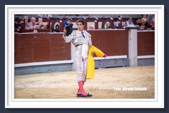 <b>En Madrid… Rafael Cerro fue ovacionado, se llevó puntazo con pronóstico reservado</b>
