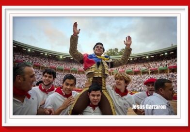 <b>En Pamplona… A la falta de casta y bravura en los flacuchos miura, el estridente espectáculo de Colombo</b>