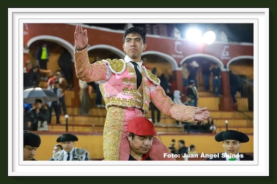 <b>El reportaje del Maestro Sainos… el novillero Jesús Sosa en medio del diluvio triunfa y sale en hombros</b>