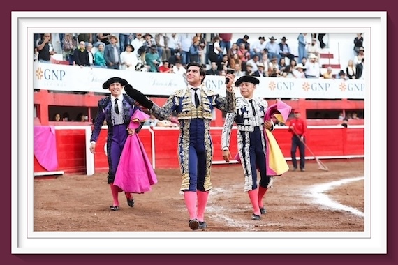 <b>En Monterrey… la terna salió con apéndice en mano</b>