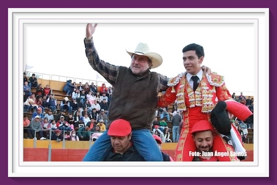 <b>En Santo Tomás Hueyotlipan… Salieron de la plaza Marco González y Sebastián Palomo en los generosos hombros</b>