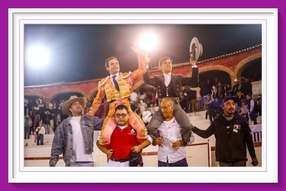 <b>En San Miguel de Allende… Hermoso Jr y Juan Pablo Sánchez salieron en generosos hombros</b>